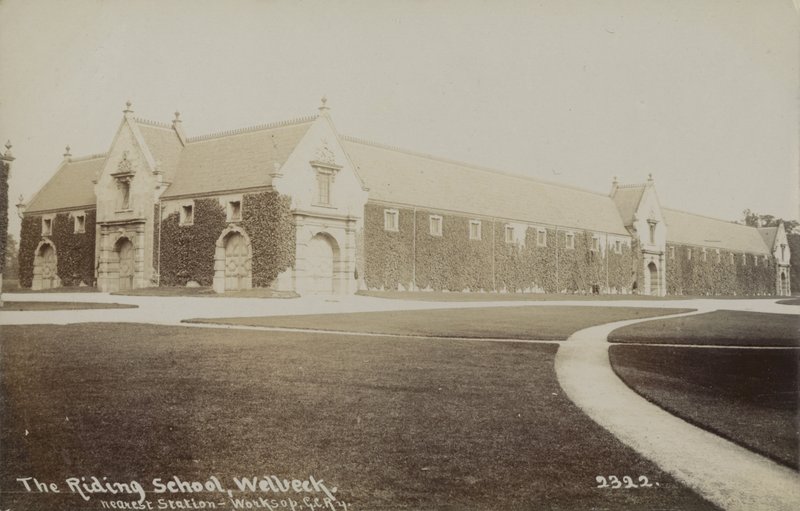 The Riding School, Welbeck, Nottinghamshire (czarno-białe zdjęcie) autorstwa (after) English photographer