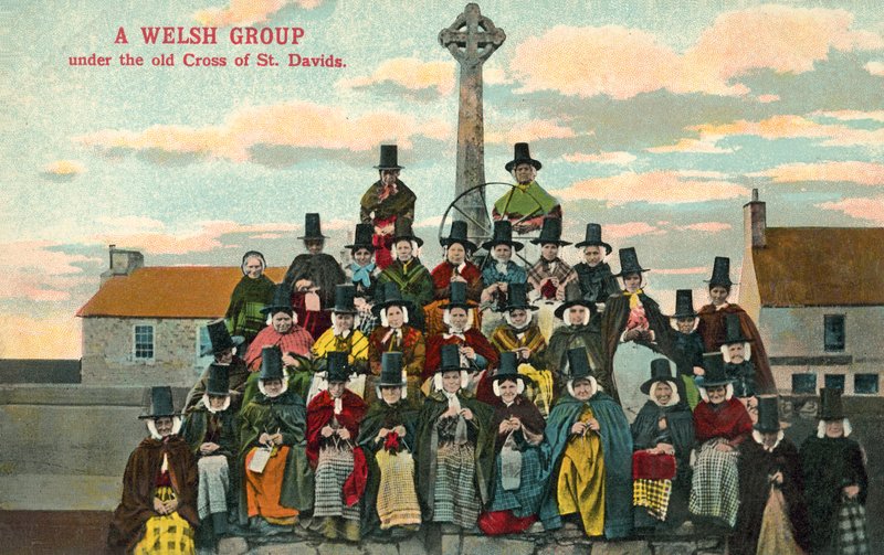 Welsh Group, Old Cross, St Davids (kolorowe zdjęcie) autorstwa (after) English photographer