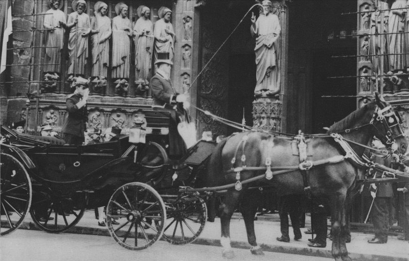 Alfons XIII w Notre-Dame (zdjęcie czarno-białe) autorstwa (after) French Photographer