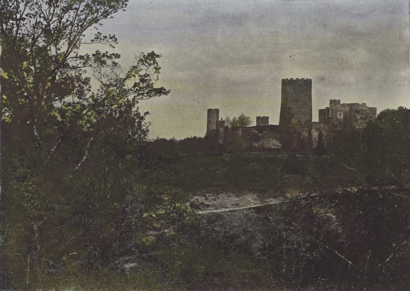 Chateaubrun (kolorowe zdjęcie) autorstwa (after) French Photographer