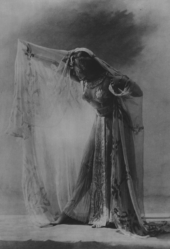 Colette, gdy działała w Wodewilu (zdjęcie czarno-białe) autorstwa (after) French Photographer