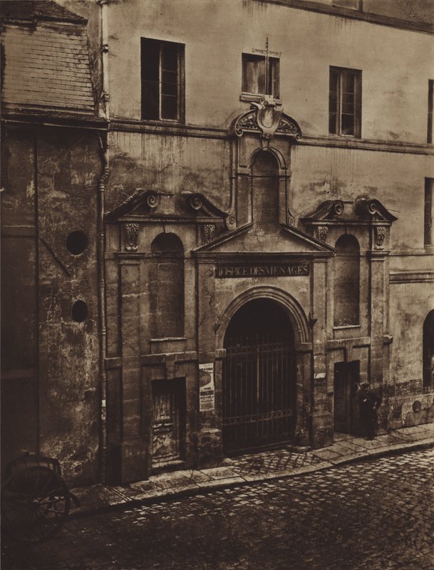 Wejście do Hospice des Menages rue de Sevres w 1868 roku (zdjęcie czarno-białe) autorstwa (after) French Photographer
