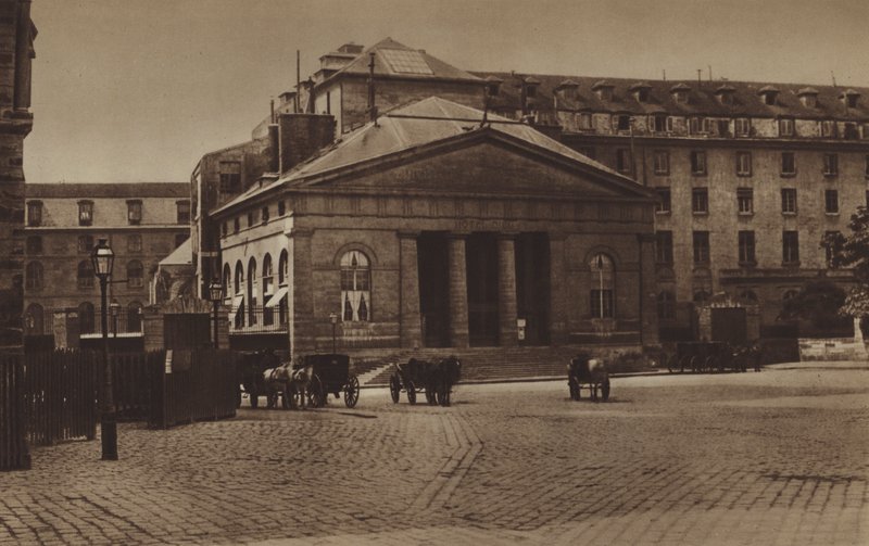Fasada Hotel-Dieu na Parvis Notre-Dame około 1865 (zdjęcie czarno-białe) autorstwa (after) French Photographer