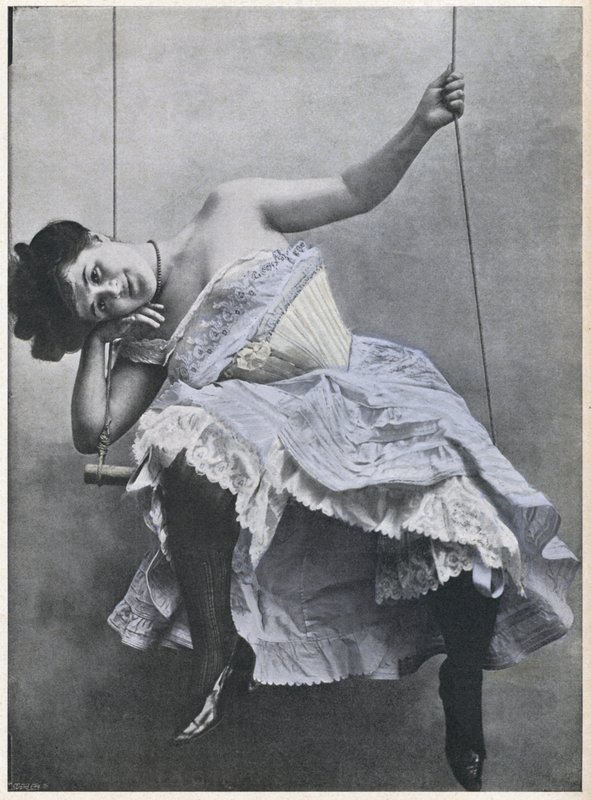 Dziewczyna na huśtawce (zdjęcie czarno-białe) autorstwa (after) French Photographer
