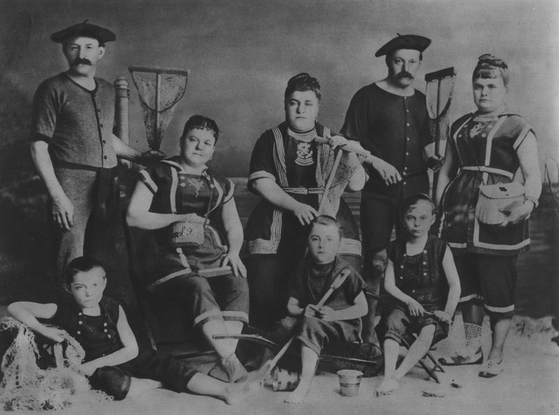 Grupa kąpiących się (zdjęcie czarno-białe) autorstwa (after) French Photographer