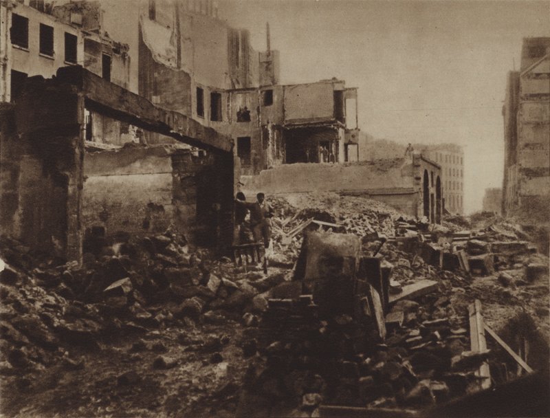 Haussmann właśnie tam był! (zdjęcie czarno-białe) autorstwa (after) French Photographer
