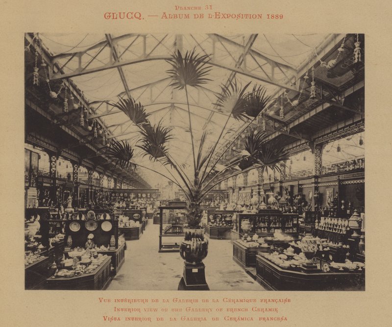 Widok wnętrza galerii francuskiej Ceramiki (zdjęcie czarno-białe) autorstwa (after) French Photographer
