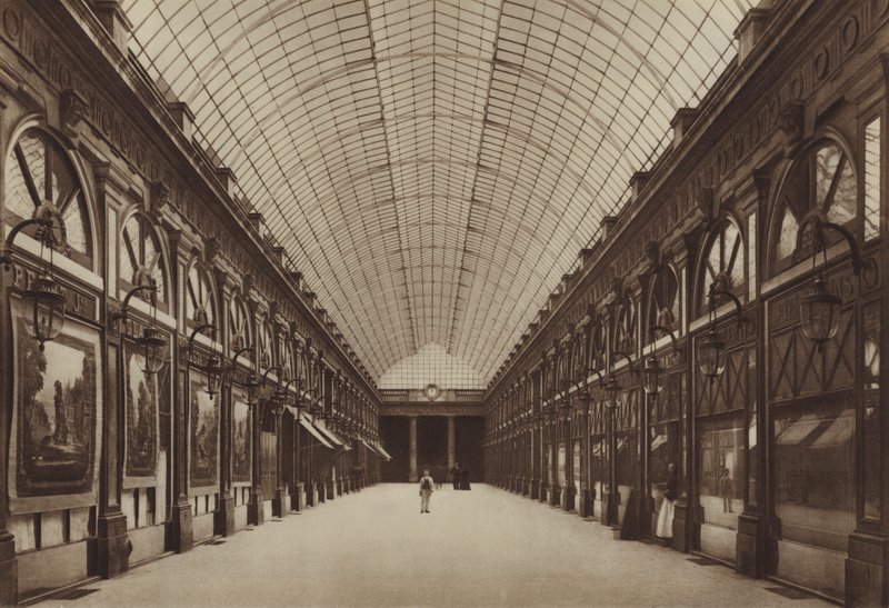 Galeria Orleans w Palais-Royal (zdjęcie czarno-białe) autorstwa (after) French Photographer