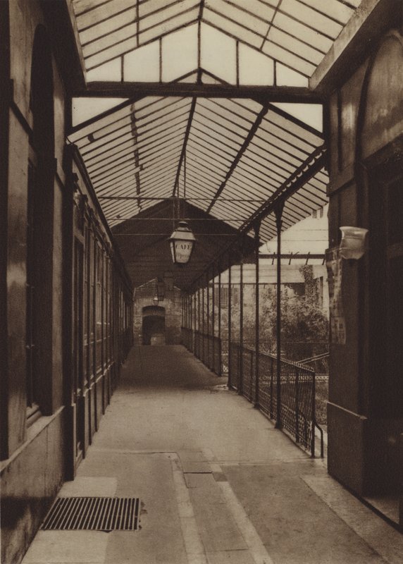 Stary pasaż Opery przy rue Le Peletier (zdjęcie czarno-białe) autorstwa (after) French Photographer