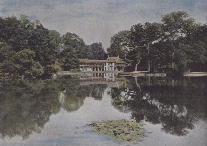 Petit Trianon, Widok na przysiółek i jezioro (kolorowe zdjęcie) autorstwa (after) French Photographer