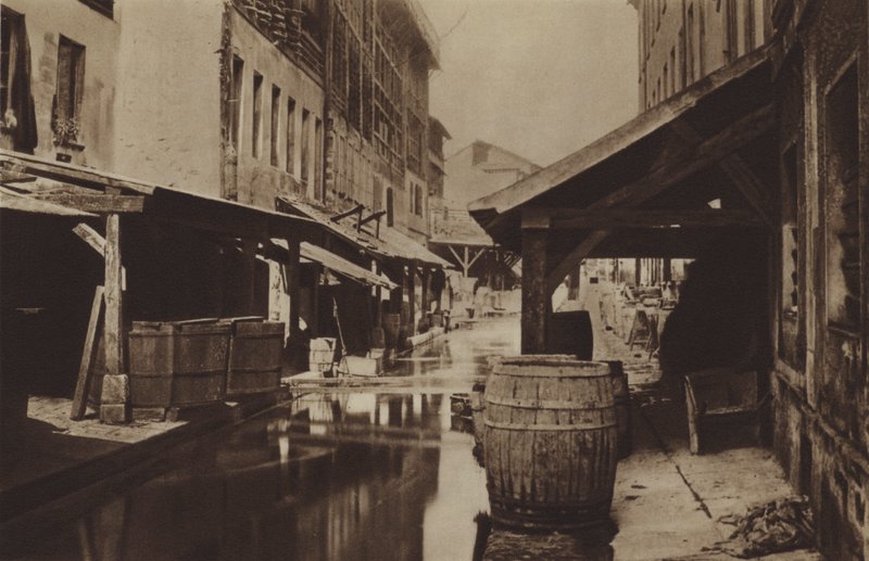 Garbarnie nad brzegiem Bievre (zdjęcie czarno-białe) autorstwa (after) French Photographer