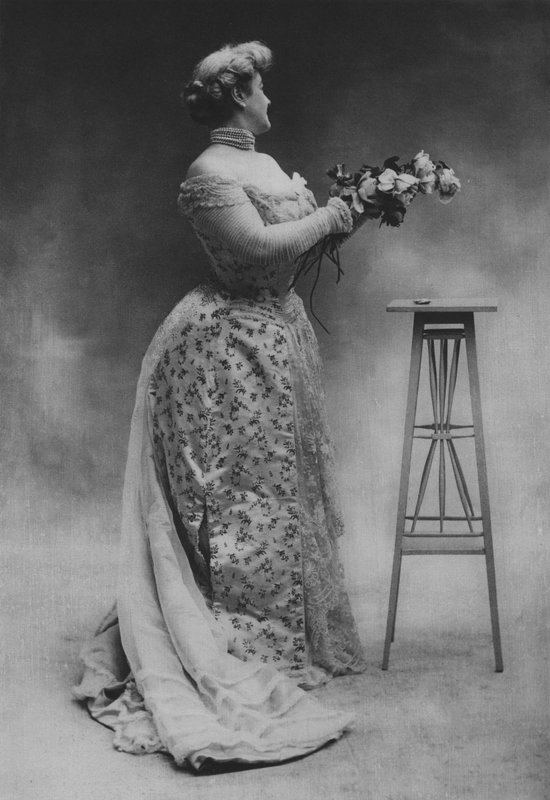Madame Alibert, producent gorsetów (zdjęcie czarno-białe) autorstwa (after) French Photographer