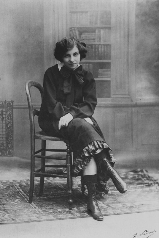 Miss Polaire jako "Klaudyna" (zdjęcie czarno-białe) autorstwa (after) French Photographer