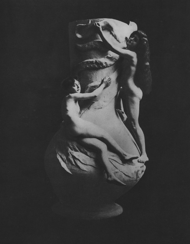 Modelki z wazonem (zdjęcie czarno-białe) autorstwa (after) French Photographer