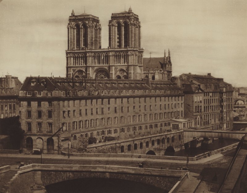 Notre-Dame zamaskowana przez stary Hotel-Dieu (zdjęcie czarno-białe) autorstwa (after) French Photographer