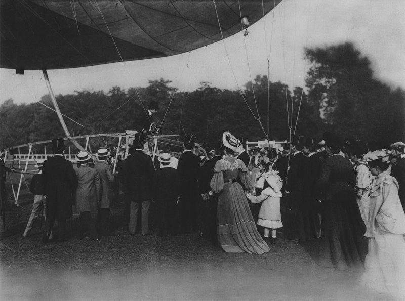 Santos Dumont i jego sterowiec (zdjęcie czarno-białe) autorstwa (after) French Photographer