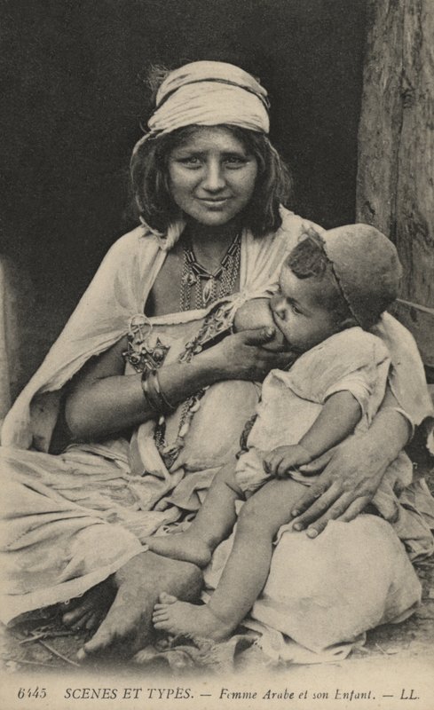 Kobieta arabska karmiąca dziecko autorstwa French Photographer