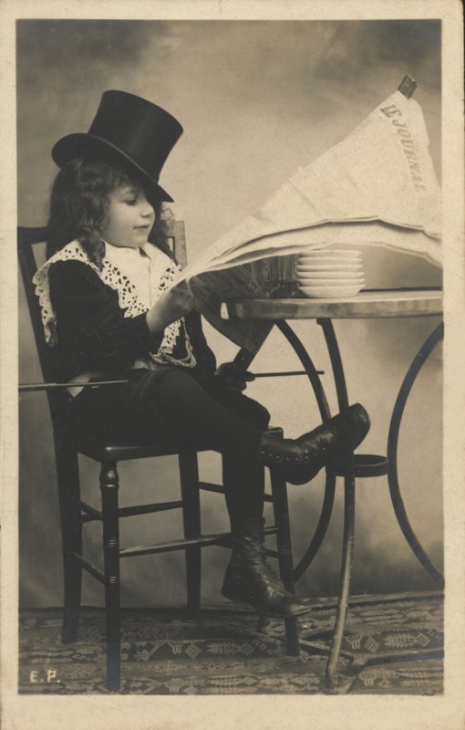 Chłopiec czyta gazetę autorstwa French Photographer