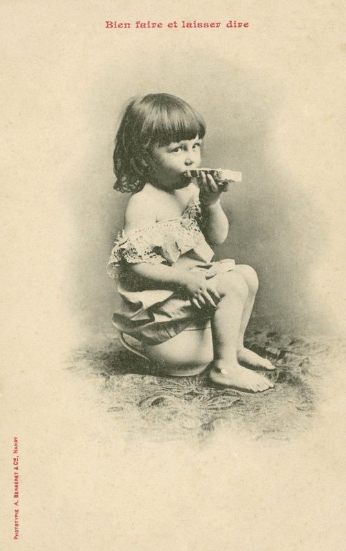 Dziecko jedzące kromkę chleba autorstwa French Photographer