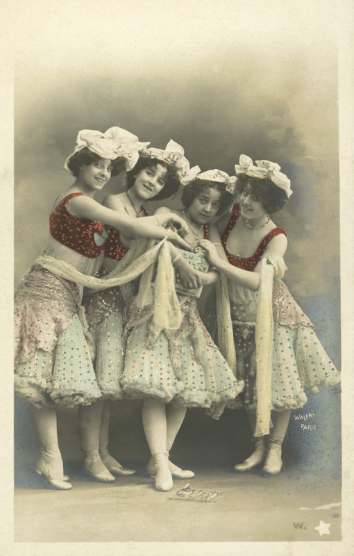 Tancerze w kostiumach autorstwa French Photographer