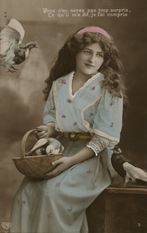 Dziewczyna karmiąca gołębie autorstwa French Photographer