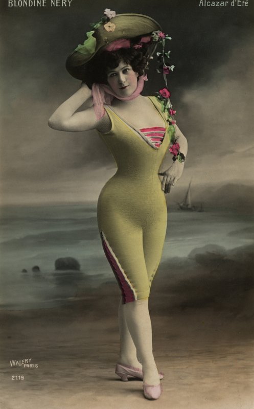 Dziewczyna w kapeluszu z szerokim rondem autorstwa French Photographer