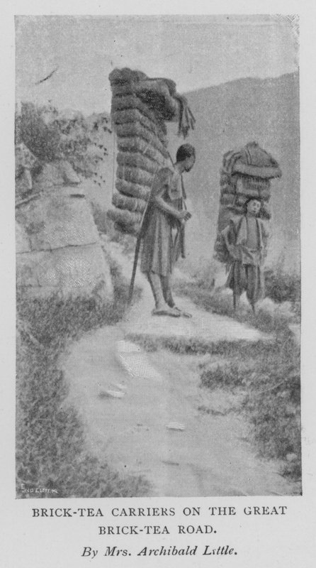 Nośniki Brick-Tea na Great Brick-Tea Road (zdjęcie czarno-białe) autorstwa Alicia Little