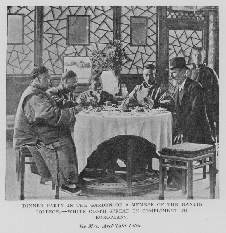 Kolacja w ogrodzie członka Hanlin College, White Cloth Spread in Complement to Europeans (zdjęcie czarno-białe) autorstwa Alicia Little