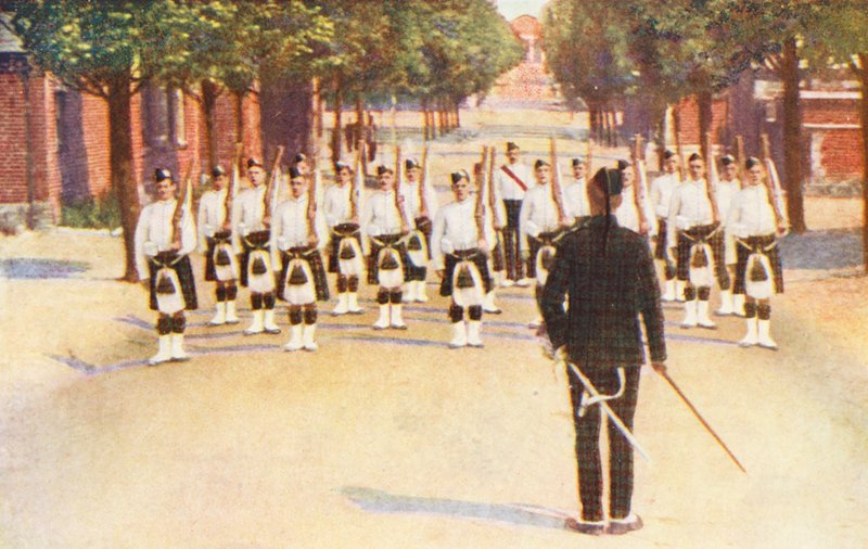 WW1: Drill Squad w Aldershot (kolorowa litografia) autorstwa Allan Stewart