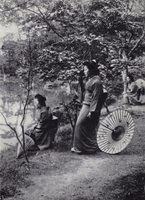 Odpoczynek nad jeziorem, Klasztor Kinkakuji (zdjęcie czarno-białe) autorstwa American Photographer (after)