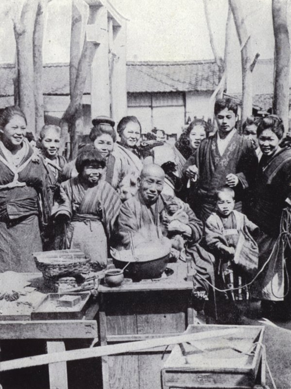 Wykonawca uliczny rozbawiony tłumu (zdjęcie czarno-białe) autorstwa American Photographer (after)