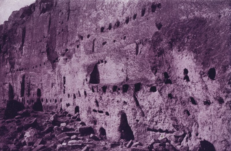 Opuszczone siedliska jaskiniowe mieszkańców klifu w pobliżu Espanoli (zdjęcie czarno-białe) autorstwa American Photographer (after)