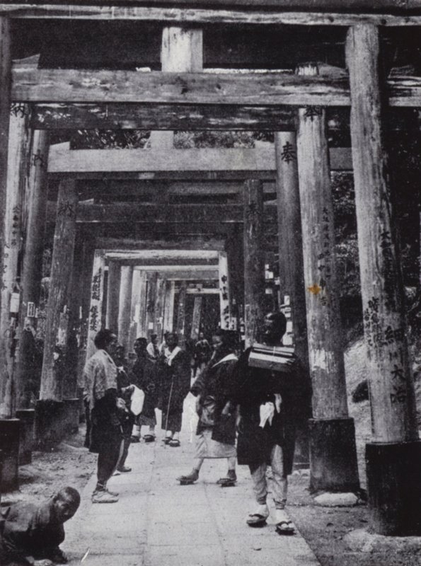 Podejście do świątyni Shinto w Inari (zdjęcie czarno-białe) autorstwa American Photographer (after)