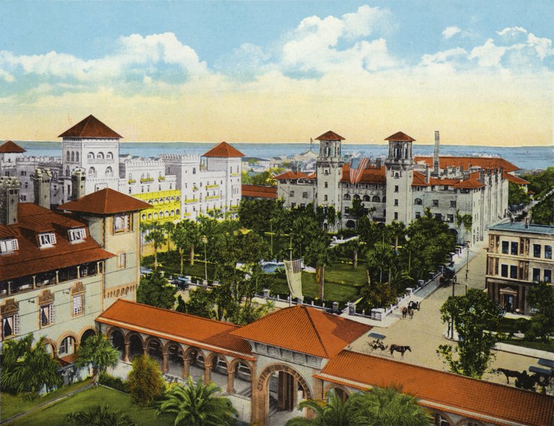 Widok z lotu ptaka na hotele Alcazar i Cordova z hotelu Ponce de Leon, St Augustine na Florydzie (zdjęcie) autorstwa American Photographer (after)