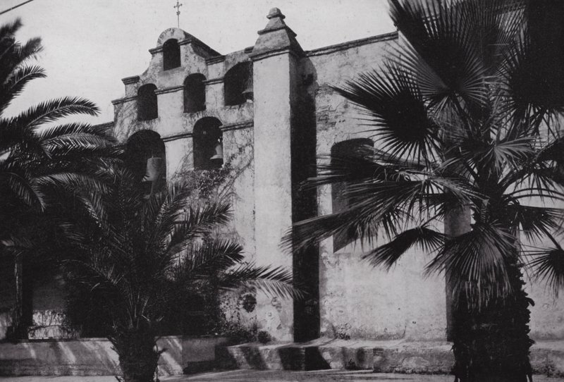 Kalifornia: Bells of Mission San Gabriel, założona w 1771 roku, na zboczach porośniętych makiem wzgórz w pobliżu Pasadeny (zdjęcie czarno-białe) autorstwa American Photographer (after)
