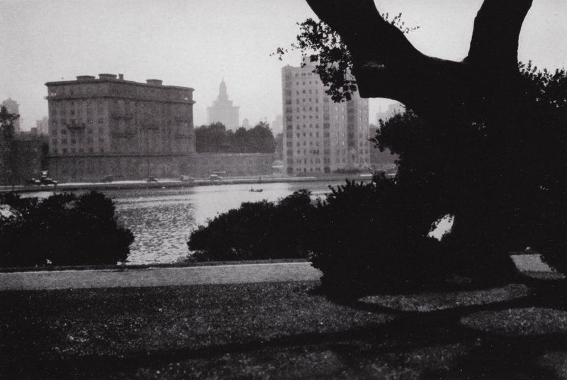 Kalifornia: Oakland, Lake Merritt, w samym sercu miasta, otoczone wspaniałymi budynkami i wieloma pięknymi domami (zdjęcie czarno-białe) autorstwa American Photographer (after)