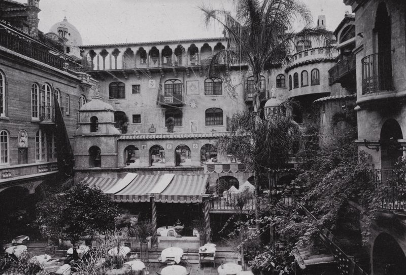 Kalifornia: Riverside, Patio Dining Room w Glenwood Mission Inn (zdjęcie czarno-białe) autorstwa American Photographer (after)