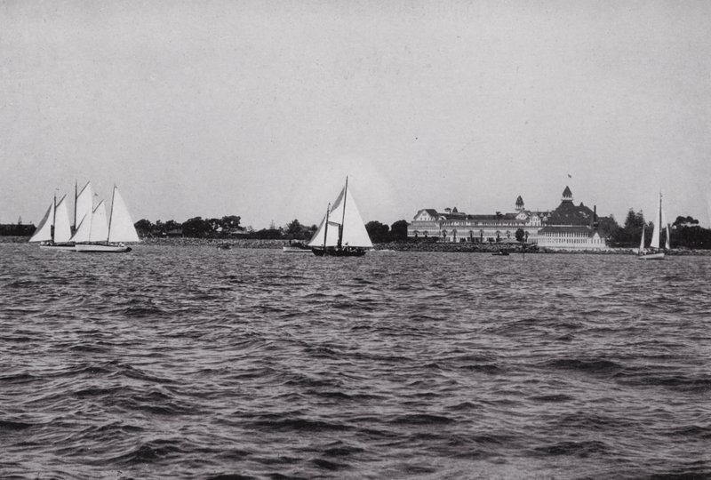 Kalifornia: San Diego, Hotel Del Coronado nad zatoką San Diego, jedno z najbardziej ulubionych całorocznych miejsc rozrywki w Kalifornii (zdjęcie czarno-białe) autorstwa American Photographer (after)