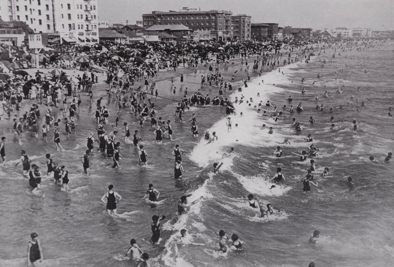 Kalifornia: Wenecja, popularny całoroczny kurort nadmorski w pobliżu Los Angeles (zdjęcie czarno-białe) autorstwa American Photographer (after)