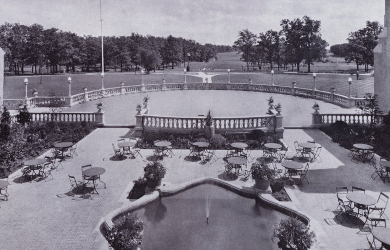 Chicago: Garden Court, Olympia Fields Golf Club (zdjęcie czarno-białe) autorstwa American Photographer (after)