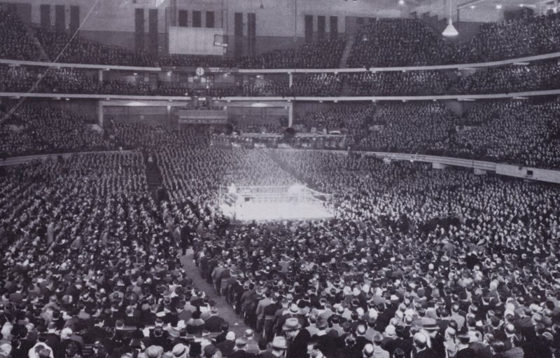 Chicago: Wnętrze Chicago Stadium podczas wystawy boksu (zdjęcie czarno-białe) autorstwa American Photographer (after)