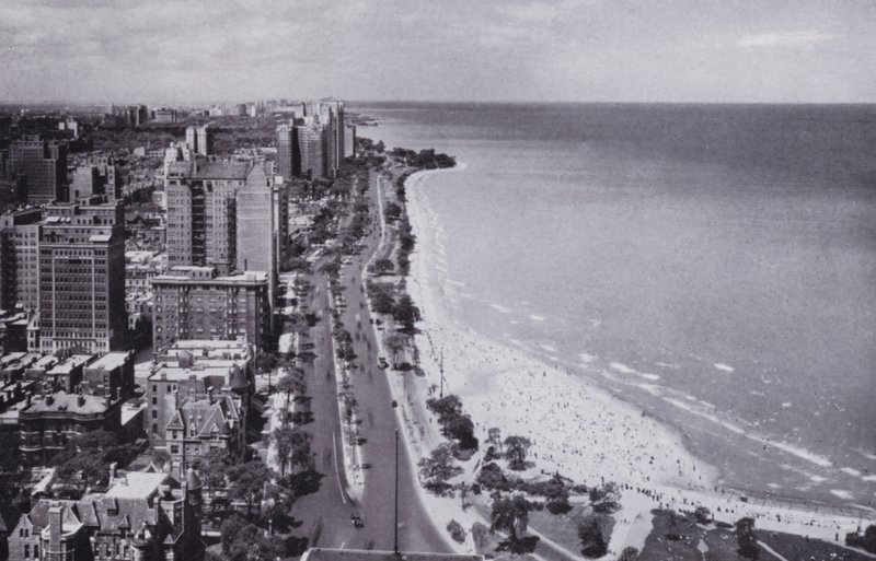 Chicago: Sheridan Road i Oak Street Beach, patrząc na północ od hotelu Drake (zdjęcie czarno-białe) autorstwa American Photographer (after)