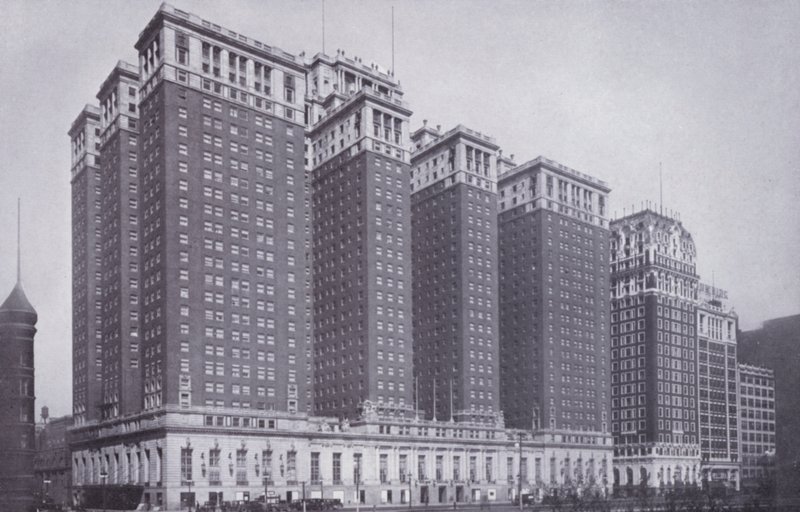 Chicago: The Stevens Hotel, z Blackstone Hotel po prawej (zdjęcie czarno-białe) autorstwa American Photographer (after)