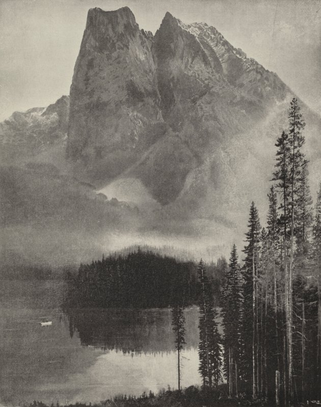 Jezioro Szmaragdowe w Górach Selkirk (zdjęcie czarno-białe) autorstwa American Photographer (after)
