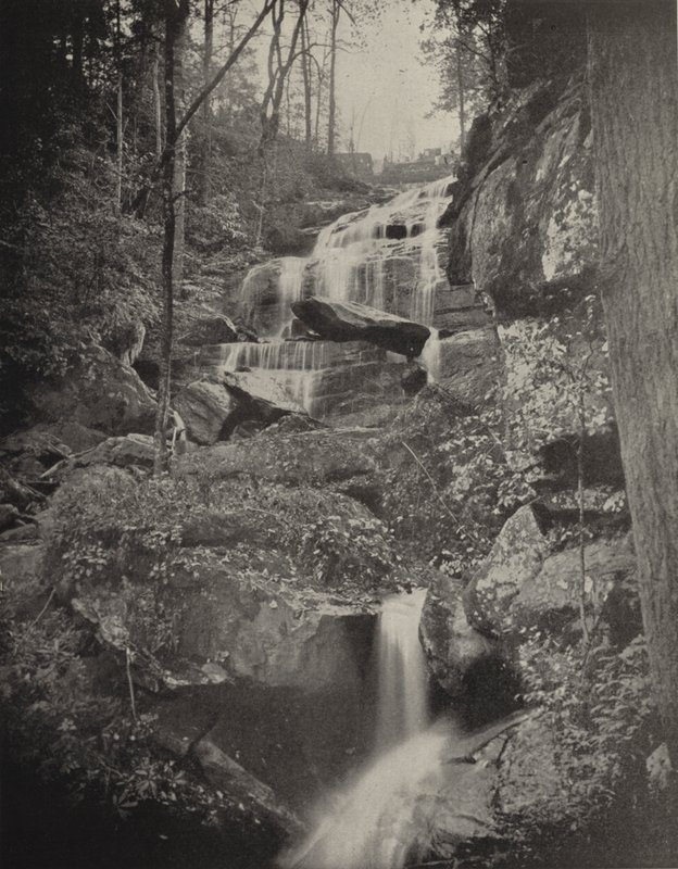 Fall Creek Cascade, Karolina Północna (zdjęcie czarno-białe) autorstwa American Photographer (after)