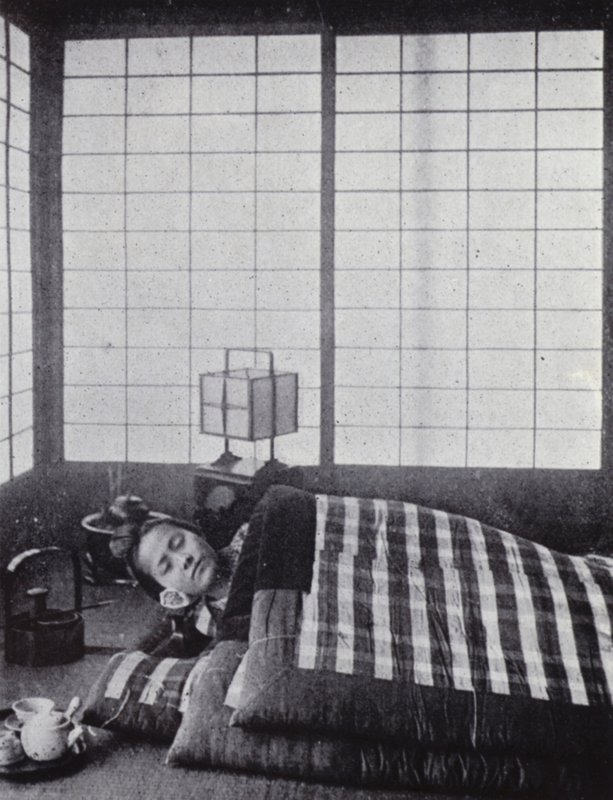 Dziewczynka śpi między watowanymi kołdrami z drewnianą poduszką (zdjęcie czarno-białe) autorstwa American Photographer (after)