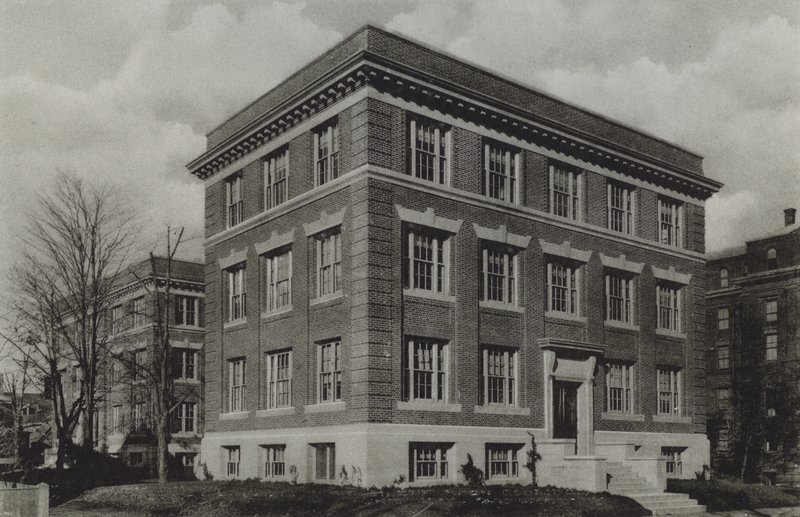 Uniwersytet Harvarda: Wolcott Gibbs Memorial Laboratory, T Jefferson Coolidge Chemical Laboratory (zdjęcie czarno-białe) autorstwa American Photographer (after)