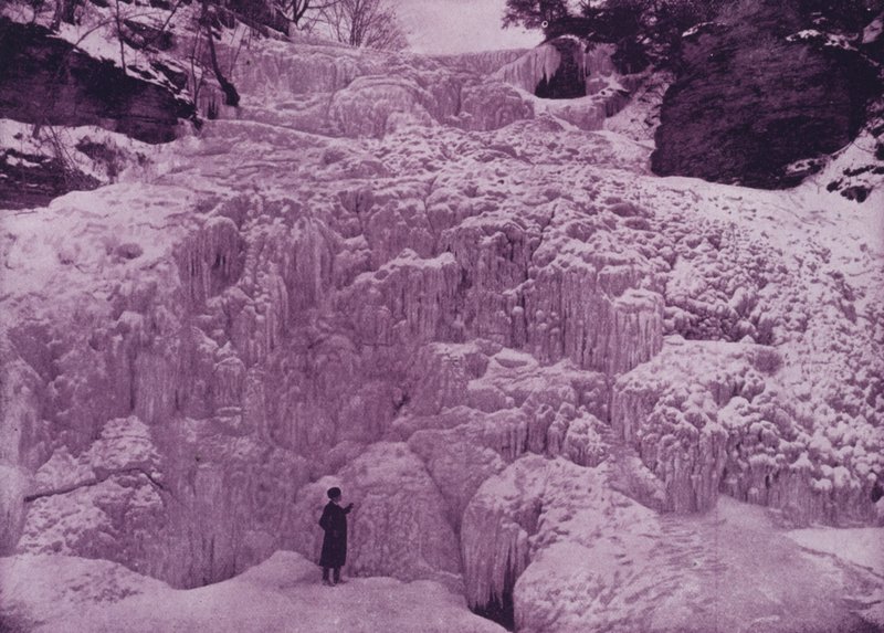 Hector Falls, Watkins Glen, zimą (zdjęcie czarno-białe) autorstwa American Photographer (after)