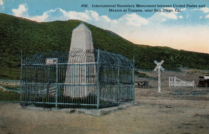 Pomnik granicy międzynarodowej między Stanami Zjednoczonymi a Meksykiem w Tijuanie, niedaleko San Diego w Kalifornii (zdjęcie) autorstwa American Photographer (after)