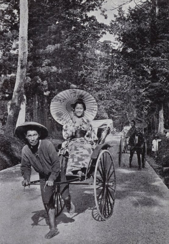 Japońskie dziewczyny w jinrikshas (zdjęcie czarno-białe) autorstwa American Photographer (after)